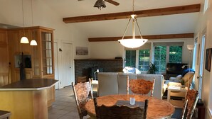 Dining - A four-season paradise close to a host of major attractions in the Quebec region (Château-Richer)