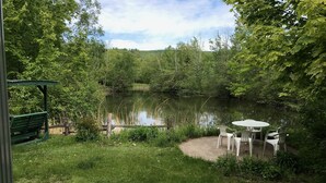 Outdoor dining - A four-season paradise close to a host of major attractions in the Quebec region (Château-Richer)