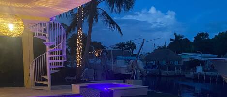 Utendørsbasseng og et oppvarmet basseng