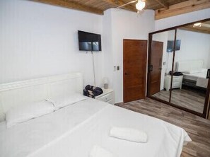 6 chambres, fer et planche à repasser, accès Internet, draps fournis