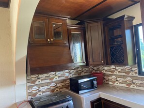 Fridge, microwave, coffee/tea maker, toaster - 2miles from the airport (Jacmel)