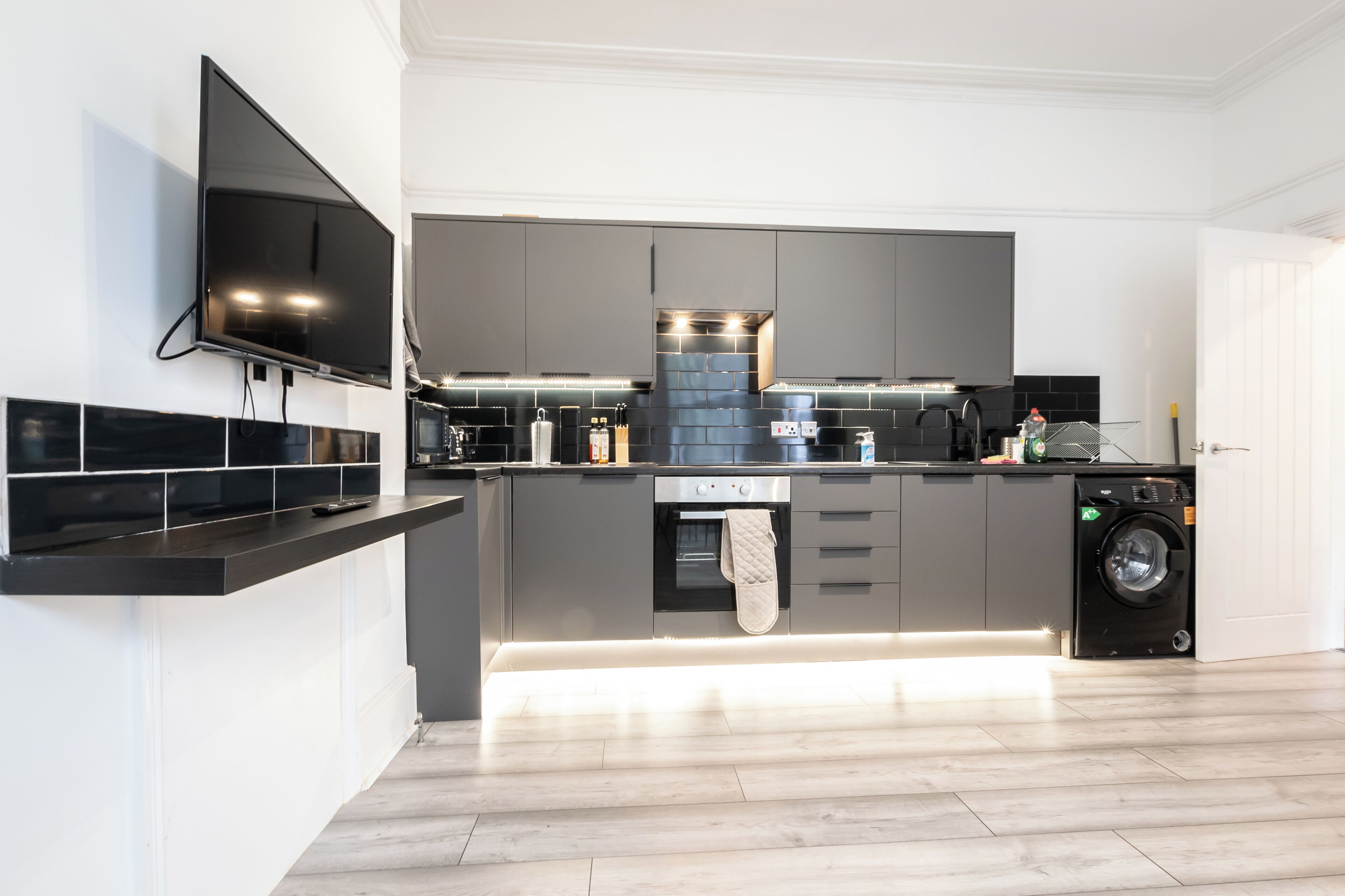 Jääkaappi, mikroaaltouuni, uuni, liesi