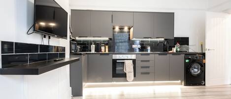 Kühlschrank, Mikrowelle, Ofen, Herdplatte