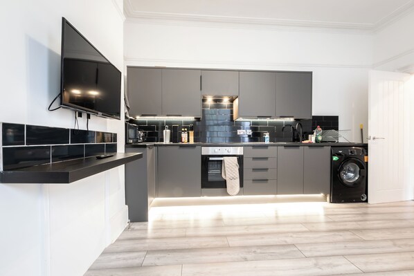 Kühlschrank, Mikrowelle, Ofen, Herdplatte