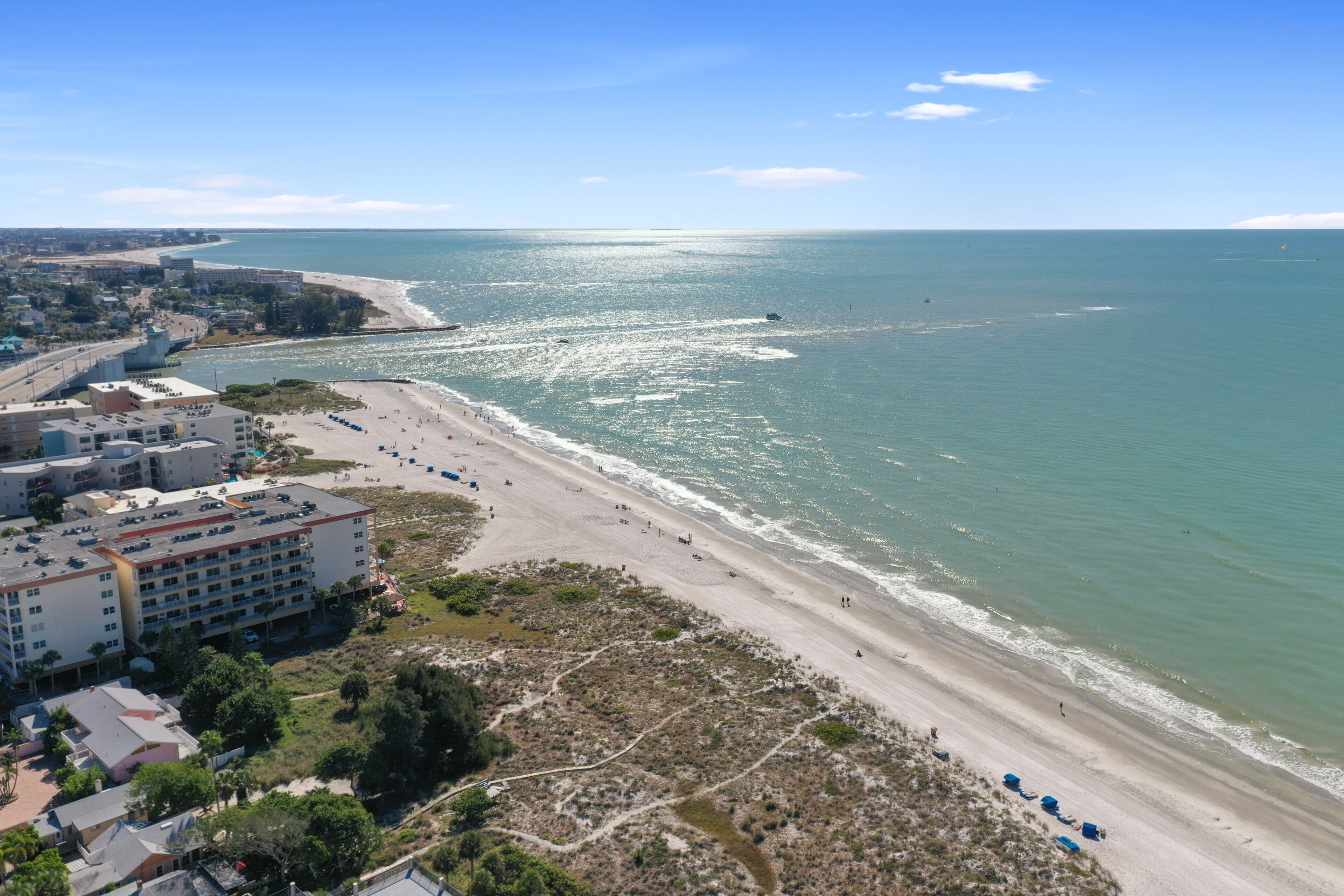 Una spiaggia nelle vicinanze, lettini da mare, teli da spiaggia