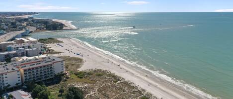 ビーチの近く、サンラウンジャー、ビーチタオル