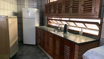 Microondas, licuadora, utensilios de cocina y mesa de comedor