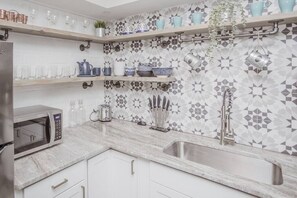 Fridge, microwave, oven, stovetop - Newly Renovated(7E) OSU/ExpoCenter ❤NearEVERYTHING (Columbus)