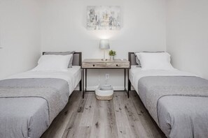 2 عدّة غرف نوم ومكواة/لوح كي وواي فاي مجانًا وملاءات أسرّة