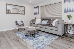 TV, books - Newly Renovated(7E) OSU/ExpoCenter ❤NearEVERYTHING (Columbus)