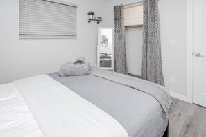 2 bedrooms, iron/ironing board, free WiFi, bed sheets - Newly Renovated(7E) OSU/ExpoCenter ❤NearEVERYTHING (Columbus)