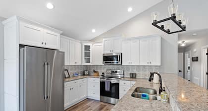 Lakefront Retreat: Kayaks, Dock, Fire Pit & Grill