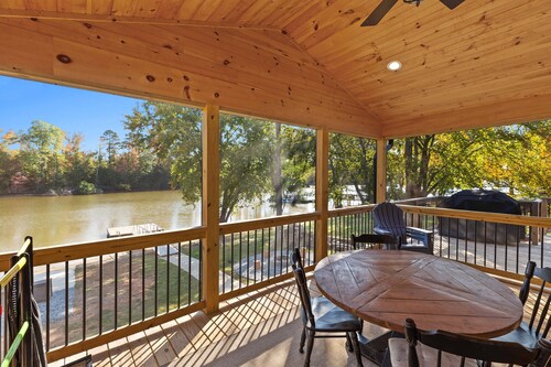 Lakefront Retreat: Kayaks, Dock, Fire Pit & Grill