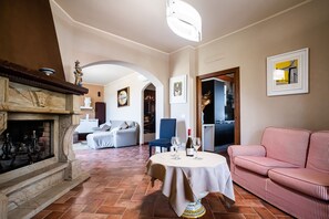 Smart TV, caminetto, lettore DVD, impianto stereo