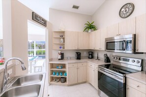 冰箱、微波炉、烤箱、炉灶