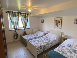 2 عدّة غرف نوم ومكواة/لوح كي وواي فاي وملاءات أسرّة