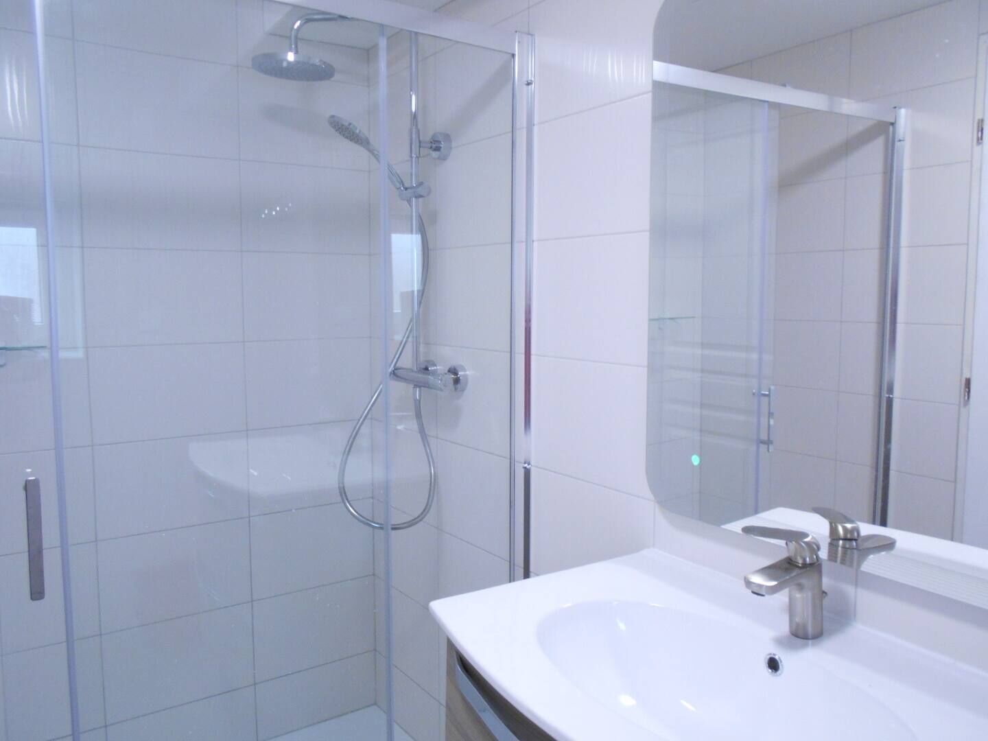 Douche, sèche-cheveux, serviettes fournies