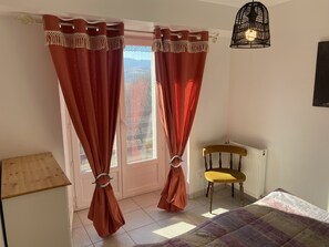 2 عدّة غرف نوم ومكواة/لوح كي وواي فاي وملاءات أسرّة