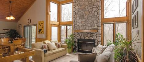 Téléviseur connecté, foyer, lecteur de DVD, table de baby-foot