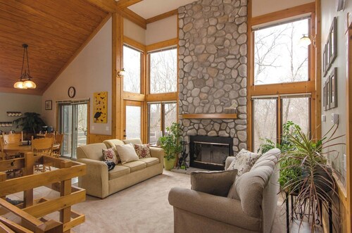 Private Home~Relax at Your Getaway Among the Trees!