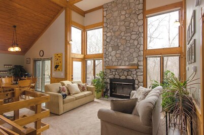 Private Home~Relax at Your Getaway Among the Trees!