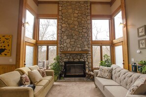 Smart TV, chimenea, reproductor de DVD, futbolito