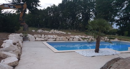 Villa avec piscine et jacuzzi privatif, jolie vue