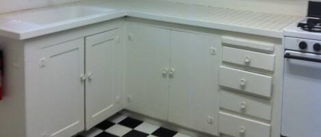 Kjøleskap, mikrobølgeovn, ovn og kokeplater