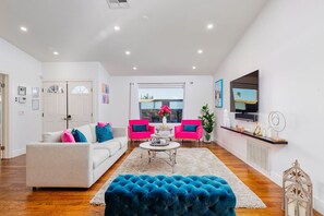 TV connectée, baby-foot, livres