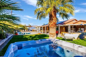 Una piscina al aire libre, una piscina climatizada