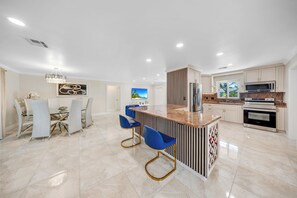 Fridge, microwave, oven, stovetop - Luxury Villa-Heated Amazing Pool-6min to the Beach (Fort Lauderdale)