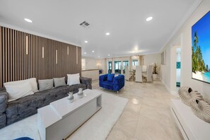 Smart-TV, Videospielkonsole, Tischtennisplatte