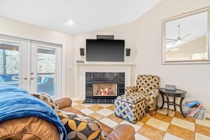 TV - Fantastic Cottage with big backyard near the city (Greensboro)