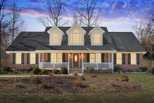 Fantastic Cottage with big backyard near the city