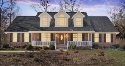 Fantastic Cottage with big backyard near the city