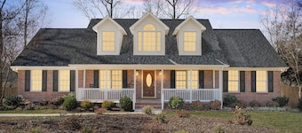 Fantastic Cottage with big backyard near the city