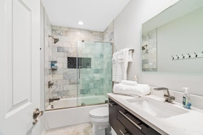 Combined shower/bathtub, hair dryer, towels, shampoo - Fantastic Cottage with big backyard near the city (Greensboro)