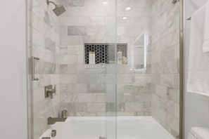 Combined shower/bathtub - Fantastic Cottage with big backyard near the city (Greensboro)