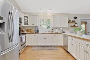 Fridge, microwave, oven, stovetop - Fantastic Cottage with big backyard near the city (Greensboro)
