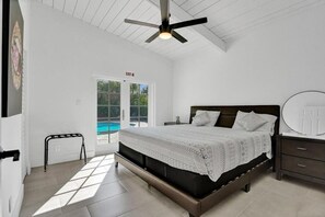 3 sovrum, skrivbord, strykjärn/strykbräda och resesäng