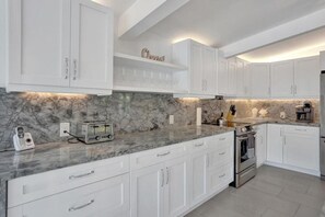 Køleskab, mikrobølgeovn, ovn, kogeplade