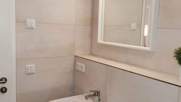Dusche, Haartrockner, Seife, Toilettenpapier