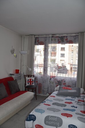 3 habitaciones, escritorio y tabla de planchar con plancha