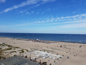 Una spiaggia nelle vicinanze, lettini da mare