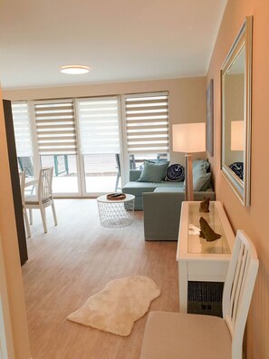 Smart TV, video library, stereo