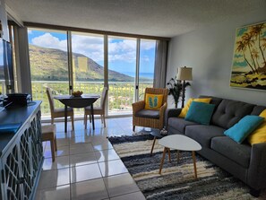 Smart TV, DVD player, books, offices - King size Bed, 1BR condo, Makaha Valley, with Mtn and Ocean views (Waianae)