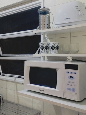 Geladeira, micro-ondas, fogão, cafeteira/chaleira
