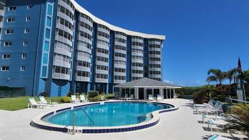 Alberca al aire libre y alberca climatizada