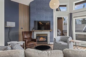 TV, fireplace, books, offices - ALPINE LOFT 180 degrees Mountain Views DT Canmore (Canmore)