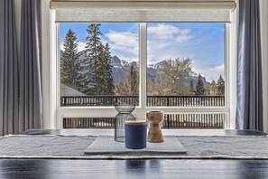 Interior - ALPINE LOFT 180 degrees Mountain Views DT Canmore (Canmore)